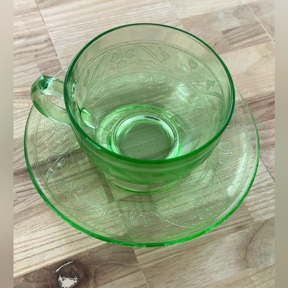 Rare Vintage 1930’s Hazel Atlas Uranium Glass Tea Cup and Saucer Clover Motif - Picture 4 of 10